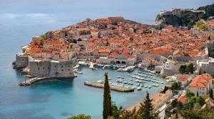 Dubrovnik je grad na jugu Hrvatske. Ime je dobio po hrastovoj šumi, dubravi. 