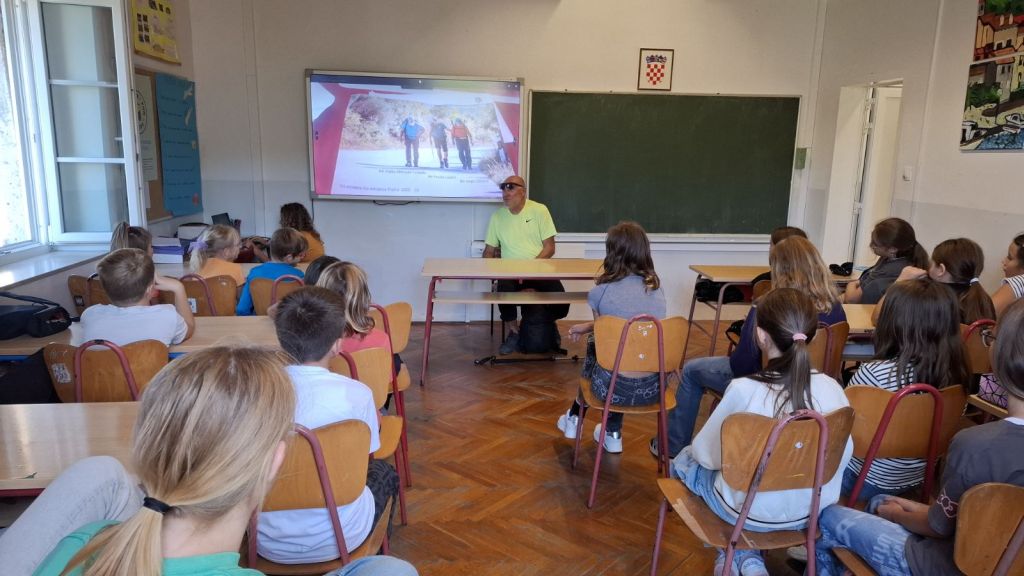 “Lekcija hrabrosti: Susret učenika sa slijepim planinarom” – PŠ Šipan