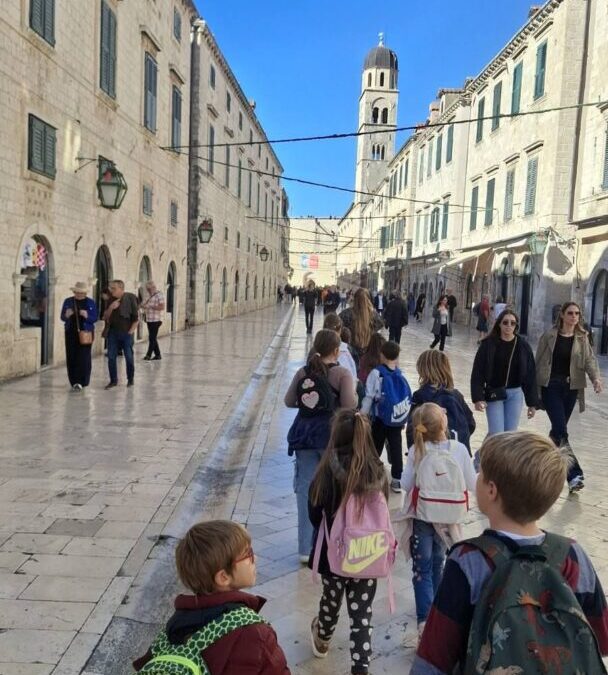 Koracima kroz povijest: učenici PŠ Šipan u Dubrovniku (5.11.)