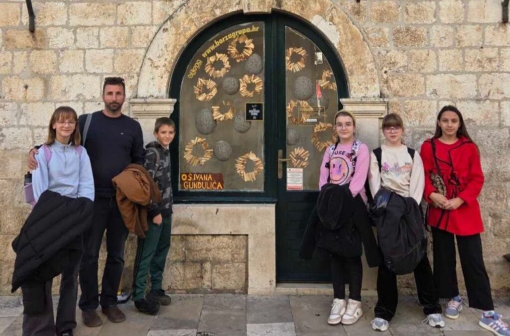 Tradicionalno ukrašavanje božićnih izloga u staroj gradskoj jezgri