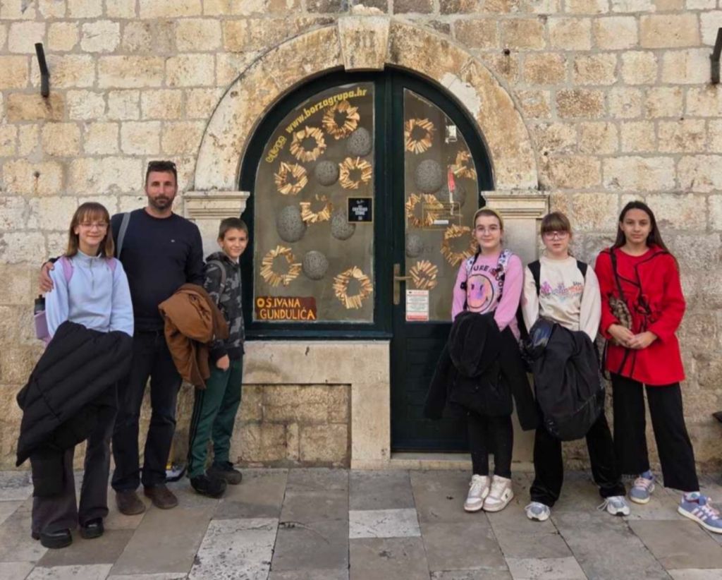 Tradicionalno ukrašavanje božićnih izloga u staroj gradskoj jezgri